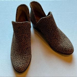 Lucky Brand  Baley 2 ankle bootie 9.5M  tan and black leopard print pull-on